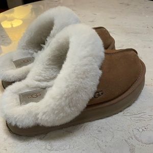 Uggs- Disqutte Platform Size 8 Chestnut